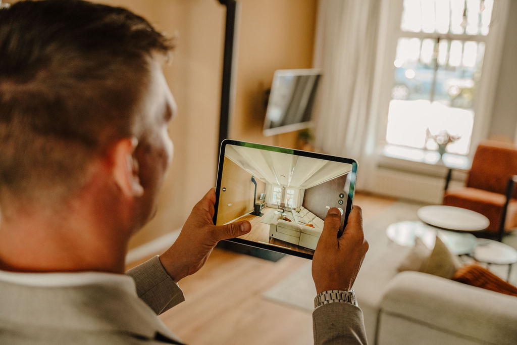 Taxateur legt de woning vast met een tablet tijdens de bezichtiging