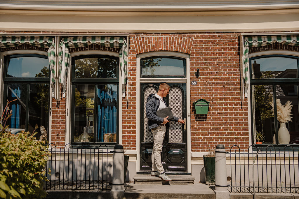 De taxateur arriveert bij een karakteristieke Friese woning