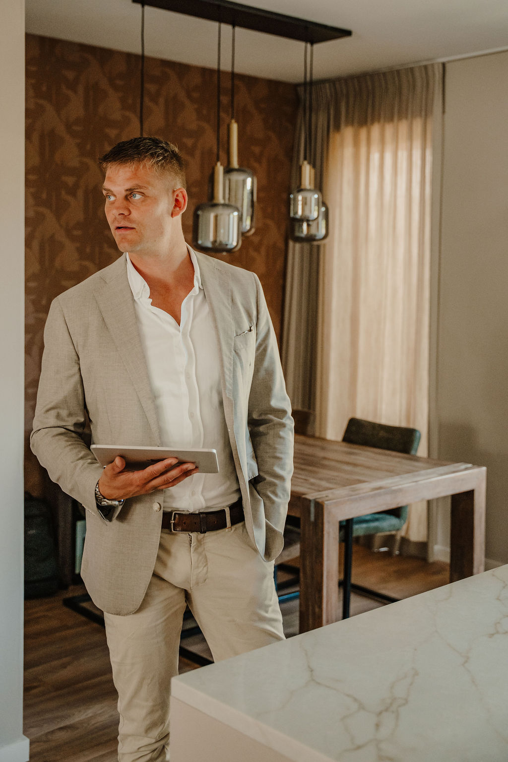De taxateur beoordeelt de woning van binnen