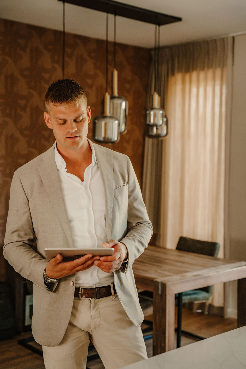 Woningeigenaar in Friesland bekijkt een taxatierapport met de taxateur